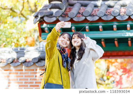 A woman sightseeing Osaka Tsurumi Ryokuchi 118393034