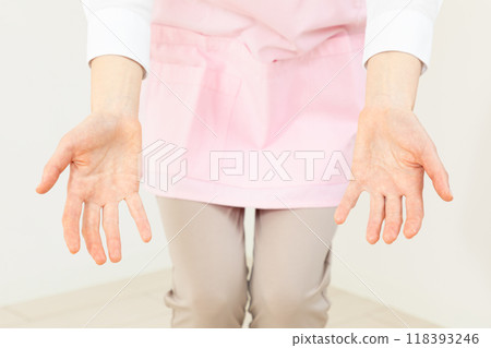 幼兒園老師試圖抱住你的圖片 01 118393246