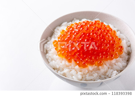 Salmon roe bowl on white background 118393398