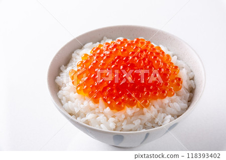 Salmon roe bowl on white background 118393402
