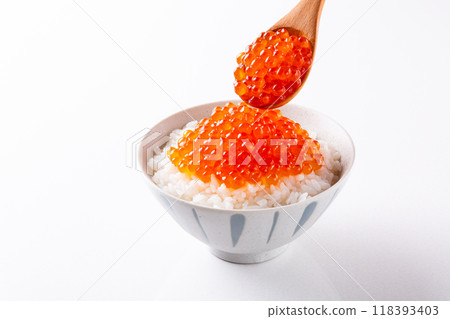 Salmon roe bowl on white background 118393403