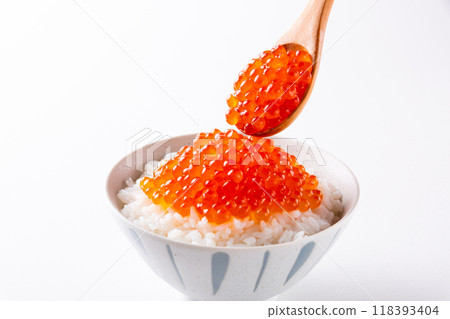 Salmon roe bowl on white background 118393404