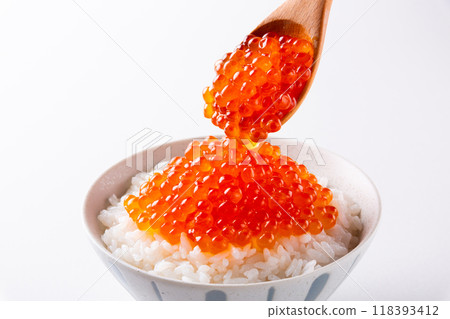 Salmon roe bowl on white background 118393412
