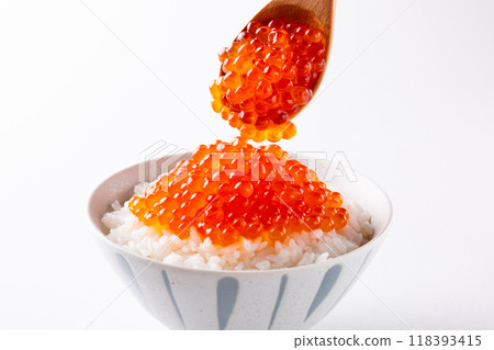 Salmon roe bowl on white background 118393415