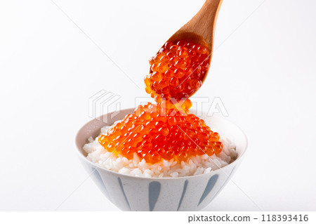 Salmon roe bowl on white background 118393416