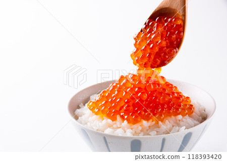 Salmon roe bowl on white background 118393420