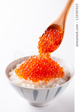 Salmon roe bowl on white background 118393423