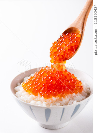 Salmon roe bowl on white background 118393424