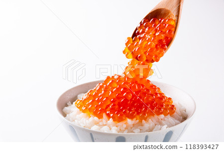 Salmon roe bowl on white background 118393427