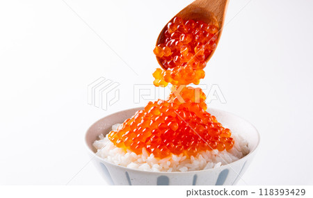 Salmon roe bowl on white background 118393429
