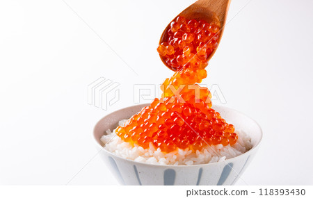 Salmon roe bowl on white background 118393430