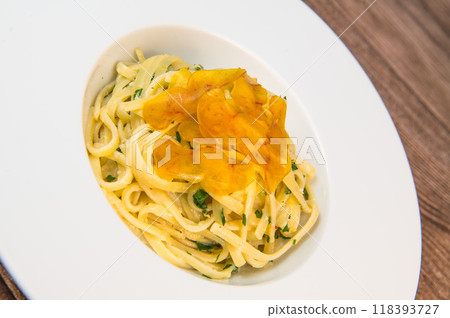 LINGUINE PASTA RECIPE WITH POUTARGUE, LEMON, GARLIC, LEMON ZEST, FRESH CREAM AND PARSLEY 118393727