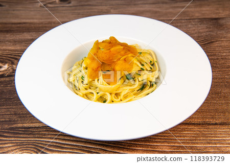 LINGUINE PASTA RECIPE WITH POUTARGUE, LEMON, GARLIC, LEMON ZEST, FRESH CREAM AND PARSLEY 118393729