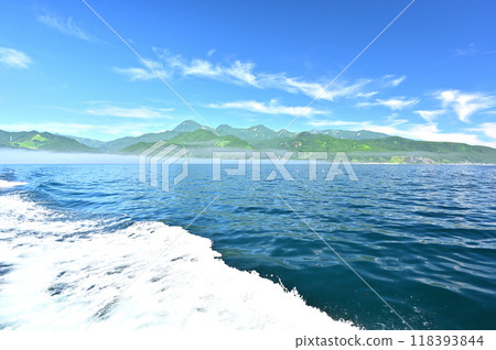 從遊輪上眺望知床的陸地與海洋 從遊輪上眺望知床的陸地與海洋 118393844