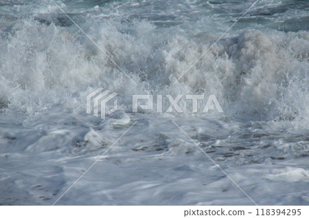 Foaming white waves (Shirato Beach/Shirato, Tottori City, Tottori Prefecture) 118394295