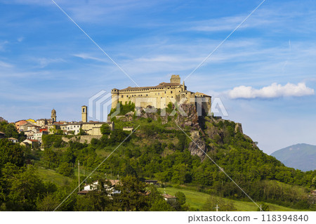Bardi castle (Castello di Bardi) with town, province of Parma, Emilia Romagna 118394840
