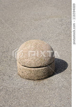 Concrete barrier 118394889