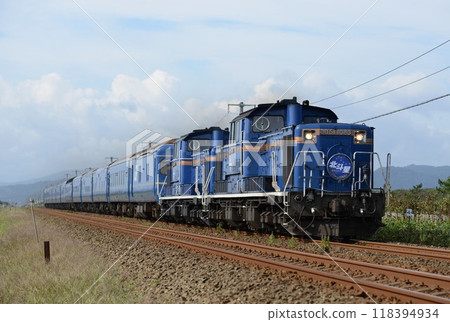 The Hokutosei sleeper express train heading for its final destination, Sapporo Station The Hokutosei sleeper express train heading for its final destination, Sapporo Station 118394934