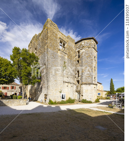 Larressingle on route to Santiago de Compostela, departement Gers, Occitanie, France 118395037