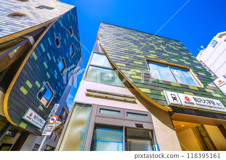 日本九月的東京城市景觀。東急電鐵駒澤大學站西口及電梯（左側建築物）= 15號 118395161