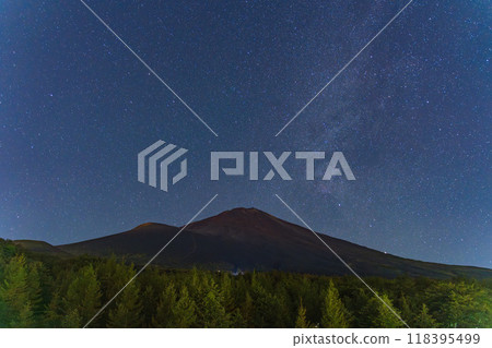 [靜岡縣]從富士山/禦殿場口步道看到的山頂和銀河 118395499