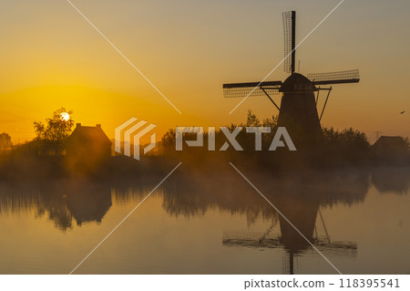 Traditional Dutch windmills with a colourful sky just before sunrise in Kinderdijk, The Netherlands 118395541