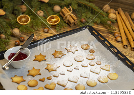Christmas linzer cookies on the baking tray 118395828