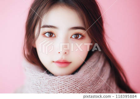 A beautiful woman with a clear complexion wearing a warm-looking scarf 118395884