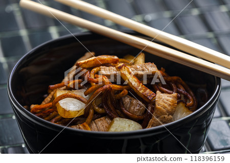 noodles with beef meat and onion 118396159