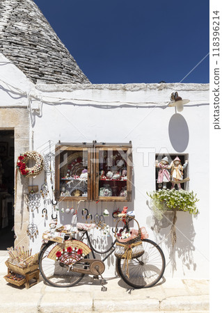Trulli houses in Alberobello, UNESCO site, Apulia region, Italy 118396214