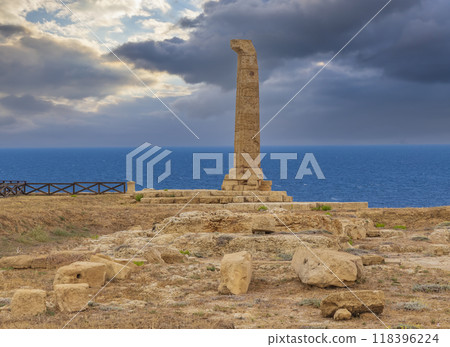 Capo Colonna, Temple of Hera Lacinia near Crotone, Calabria, Italy Capo Colonna, Temple of Hera Lacinia near Crotone, Calabria, Italy 118396224