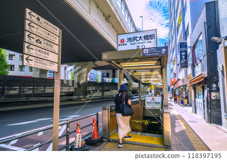 日本九月的東京城市景觀。東急電鐵池尻大橋站北口一景。前方20m是通往檢票口層的電梯。 118397195