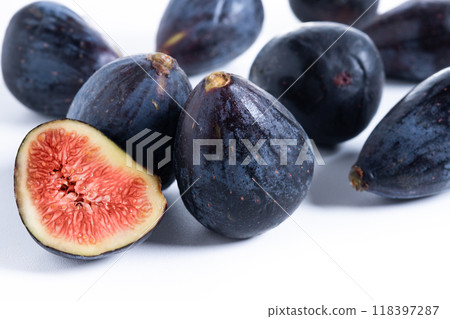 Fresh figs on wooden table 118397287