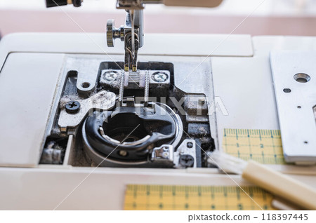 Cleaning the sewing machine Cleaning the sewing machine 118397445