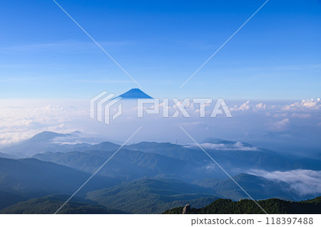 A spectacular view of Mt. Fuji and the sea of clouds in the early morning from Mt. Kinpu 118397488