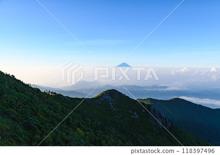 清晨從金峰山眺望富士山和雲海的壯麗景色 清晨從金峰山眺望富士山和雲海的壯麗景色 118397496