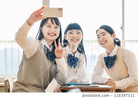 高中女孩用智慧型手機與朋友合影 118397511