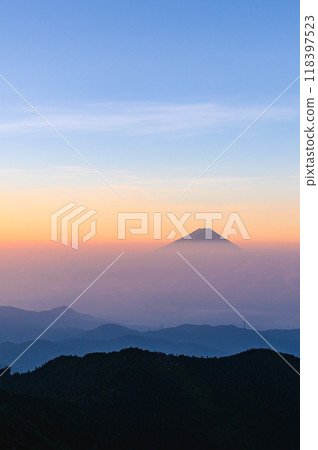 日出的天空、雲海、富士山（從金峰山眺望） 118397523