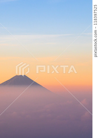 Morning sky, sea of clouds and Mt. Fuji (view from Mt. Kinpu) 118397525