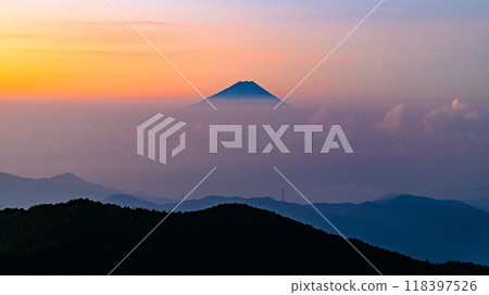 Morning sky, sea of clouds and Mt. Fuji (view from Mt. Kinpu) 118397526