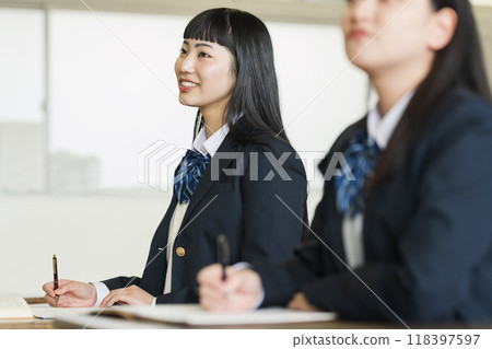 A high school girl who takes a class with a smile A high school girl who takes a class with a smile 118397597