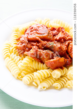 Fusilli，短義大利麵配美味番茄醬 118398456