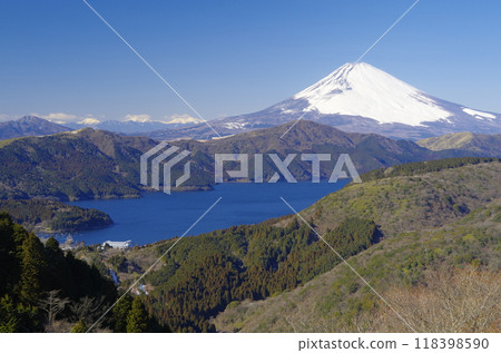 Lake Ashi and Fuji in winter as seen from Mount Daikanzan in Hakone 118398590