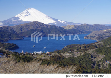 Lake Ashi and Fuji in winter as seen from Mount Daikanzan in Hakone Lake Ashi and Fuji in winter as seen from Mount Daikanzan in Hakone 118398592