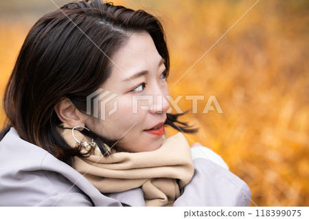 Young woman enjoying autumn leaves hunting 118399075