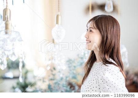 A stylish woman with a feminine flair 118399096