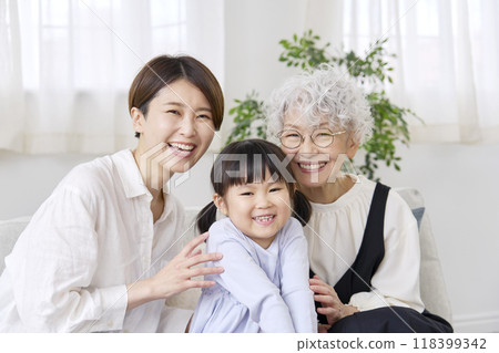 Three generation portrait living room Three generation portrait living room 118399342
