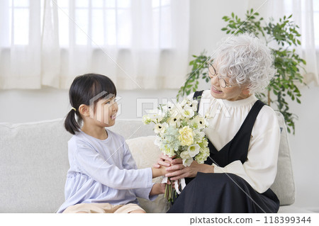 一個孫子送花給我的祖母 118399344