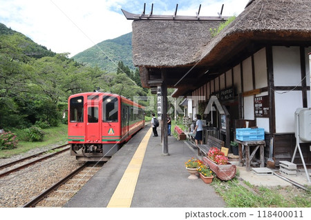 會津鐵道會津線湯野上溫泉站 茅草屋頂車站大樓 會津鐵道會津線湯野上溫泉站 茅草屋頂車站大樓 118400011