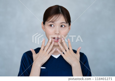 驚訝的女性護理人員 118401271